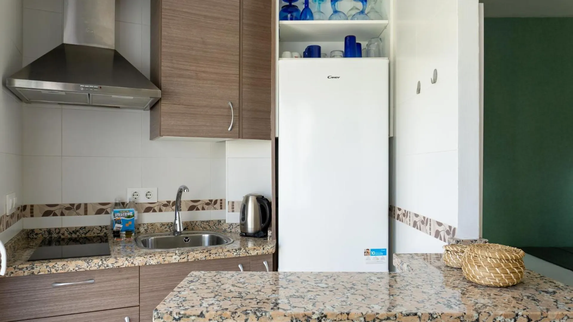 דירות First Line Sea Views בנאלמדנה